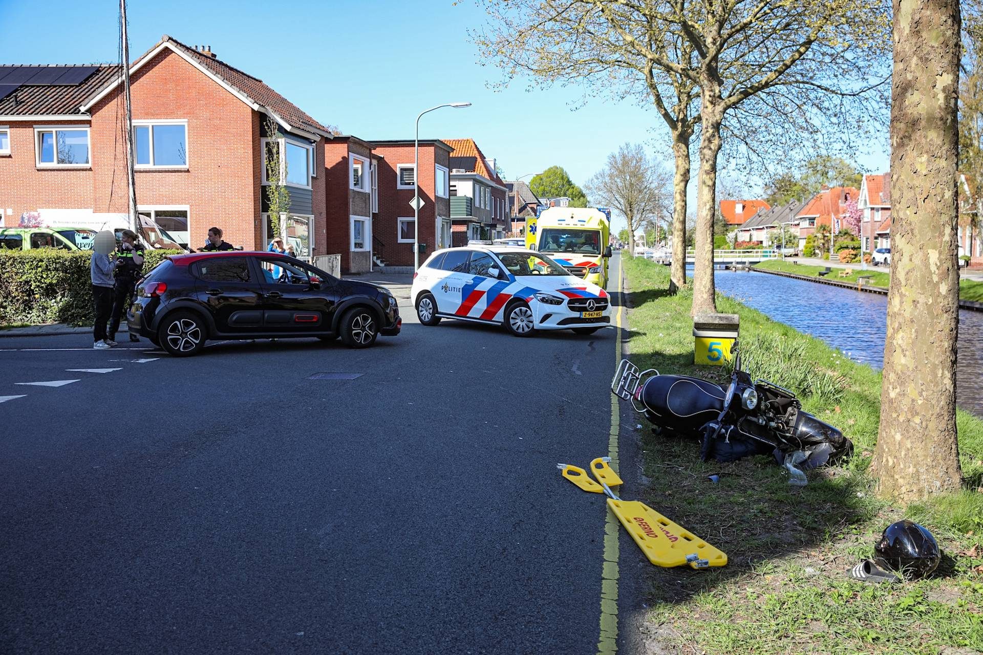 Scooterrijder gewond na botsing met auto, straat afgesloten