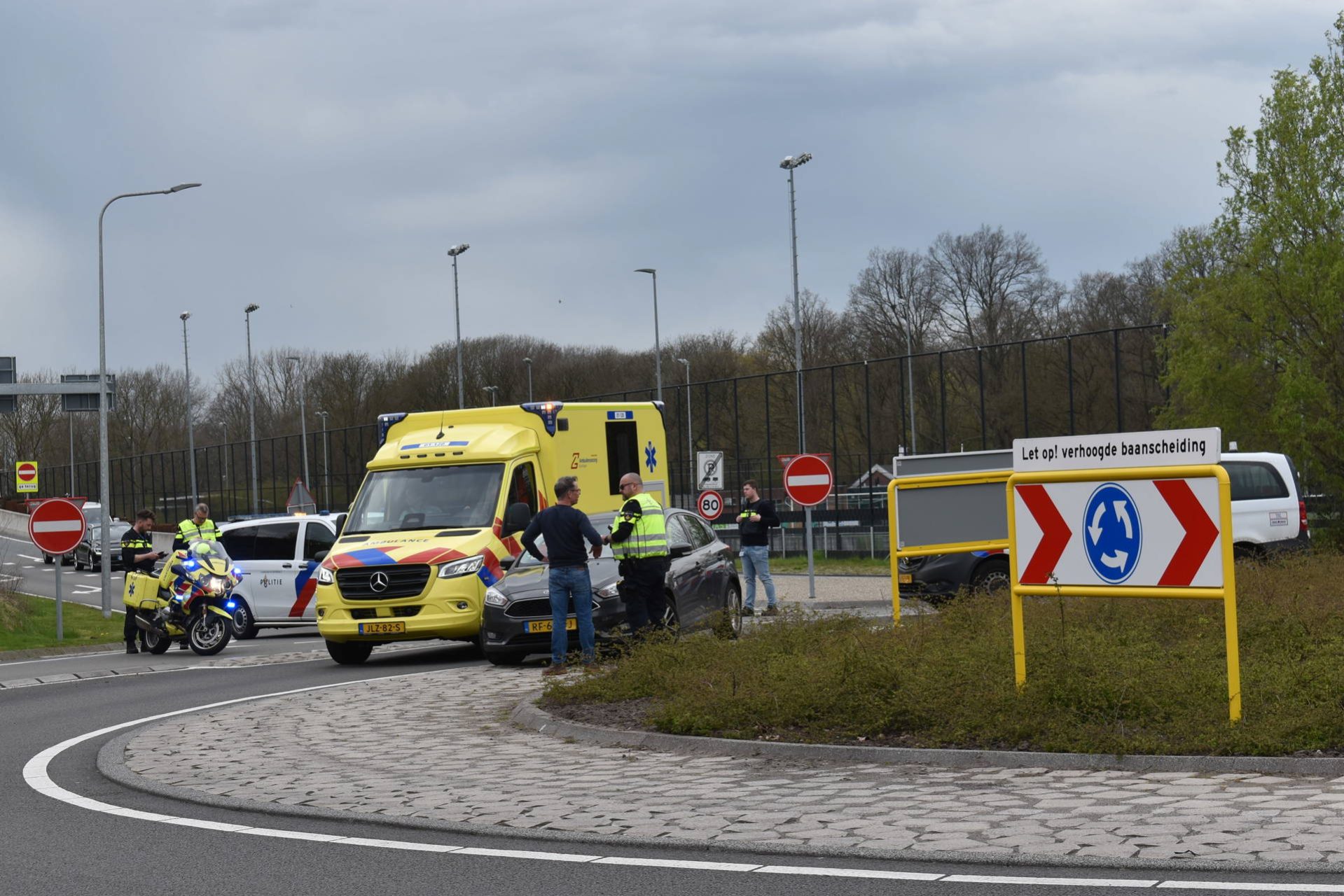 Motorrijder gewond na botsing op rotonde
