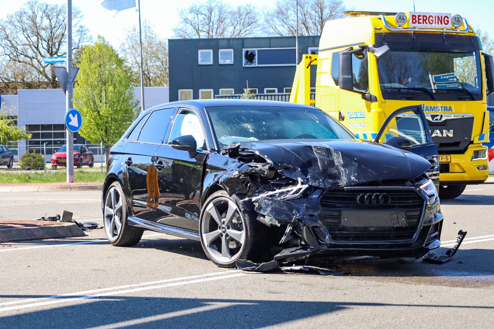 Twee auto’s botsen op kruispunt