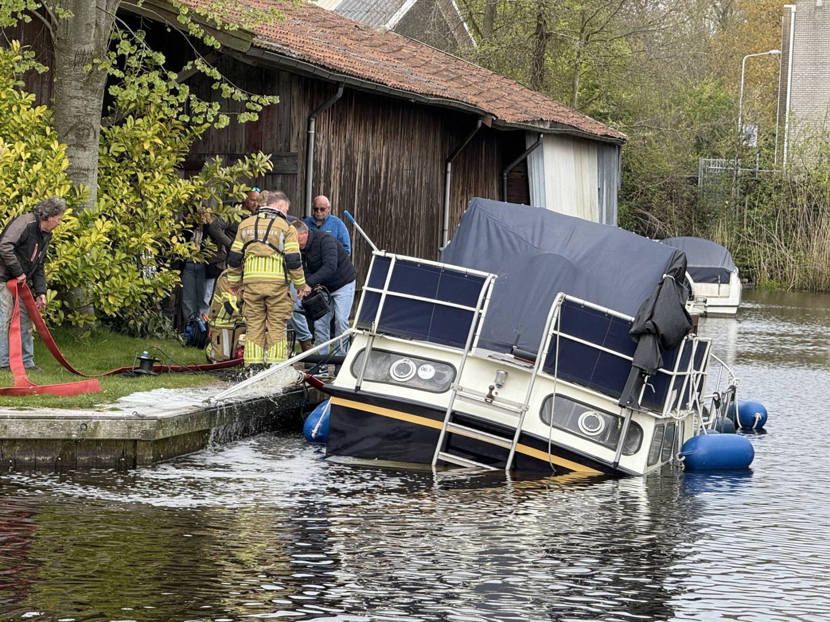 Plezierjacht zinkt in jachthaven en wordt leeggepompt