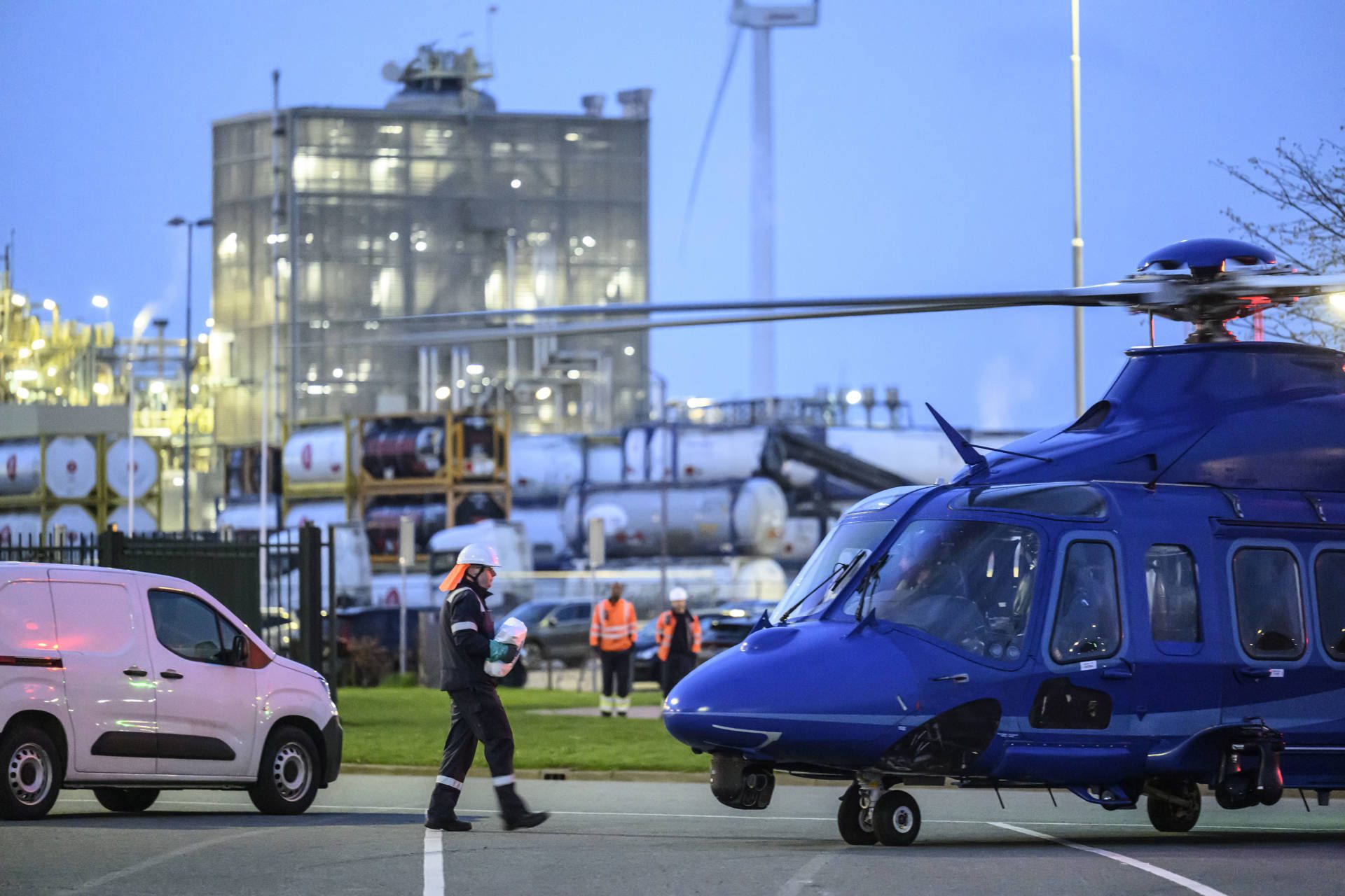 Politiehelikopter landt op chemiepark voor spoedinzet elders