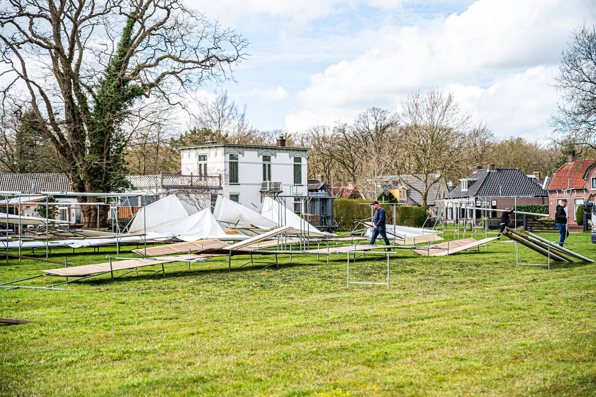 Kraampjes omgewaaid door harde wind tijdens Paasmarkt
