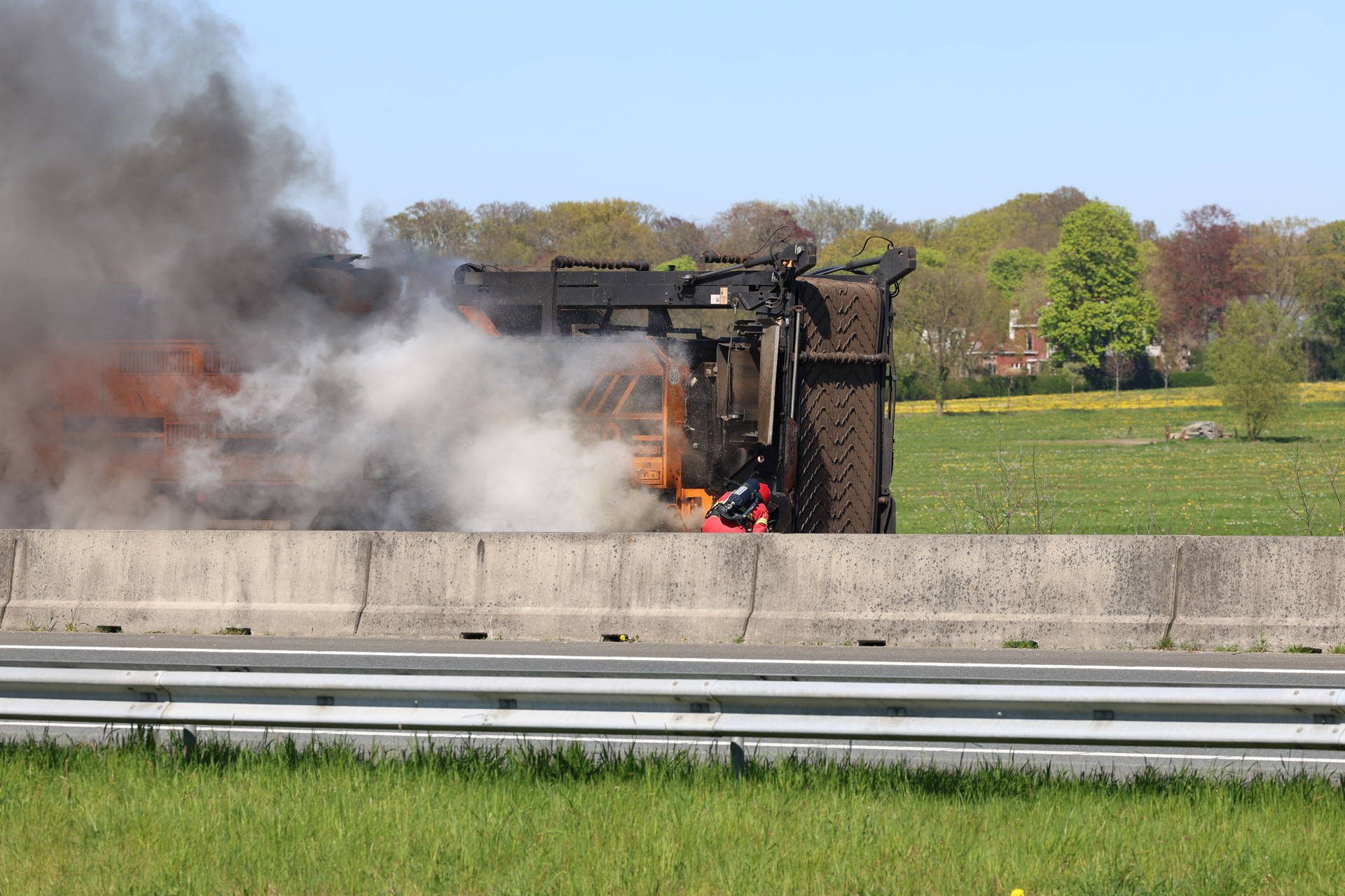 Snelweg dicht door felle vrachtwagenbrand