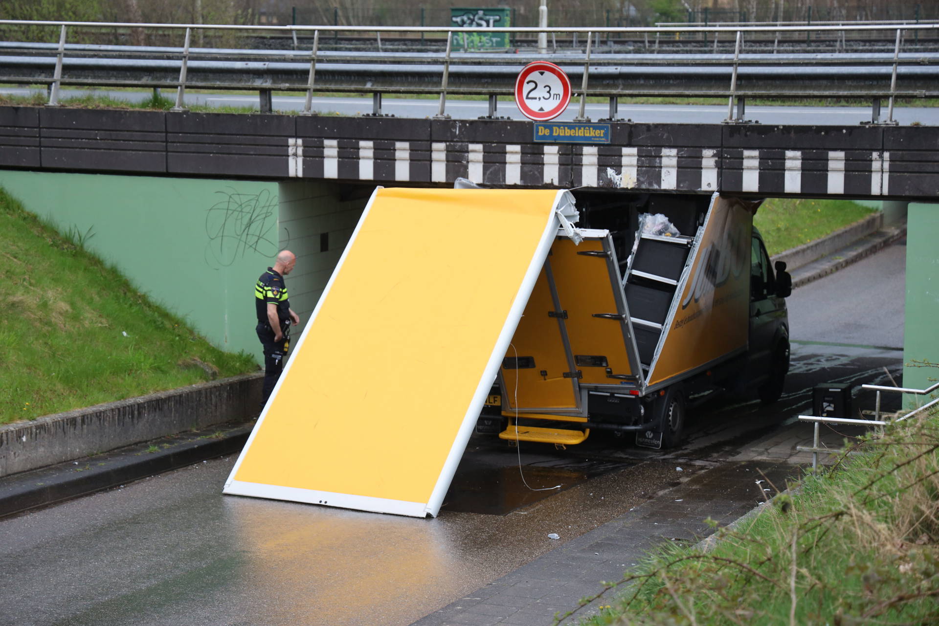 Bezorgbus komt vast te zitten in tunnel