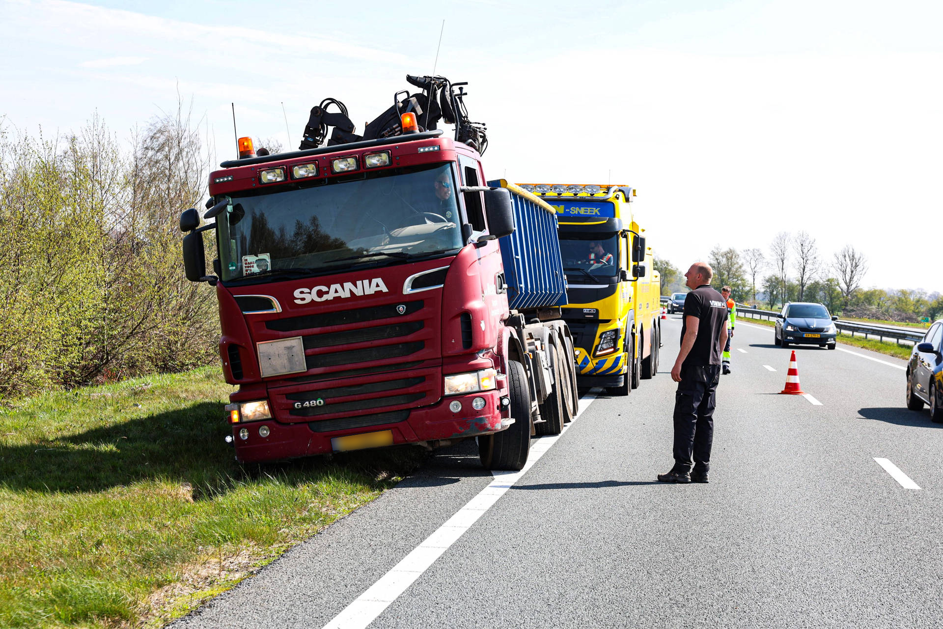 Vrachtwagen met klapband belandt in berm, rijstrook afgesloten