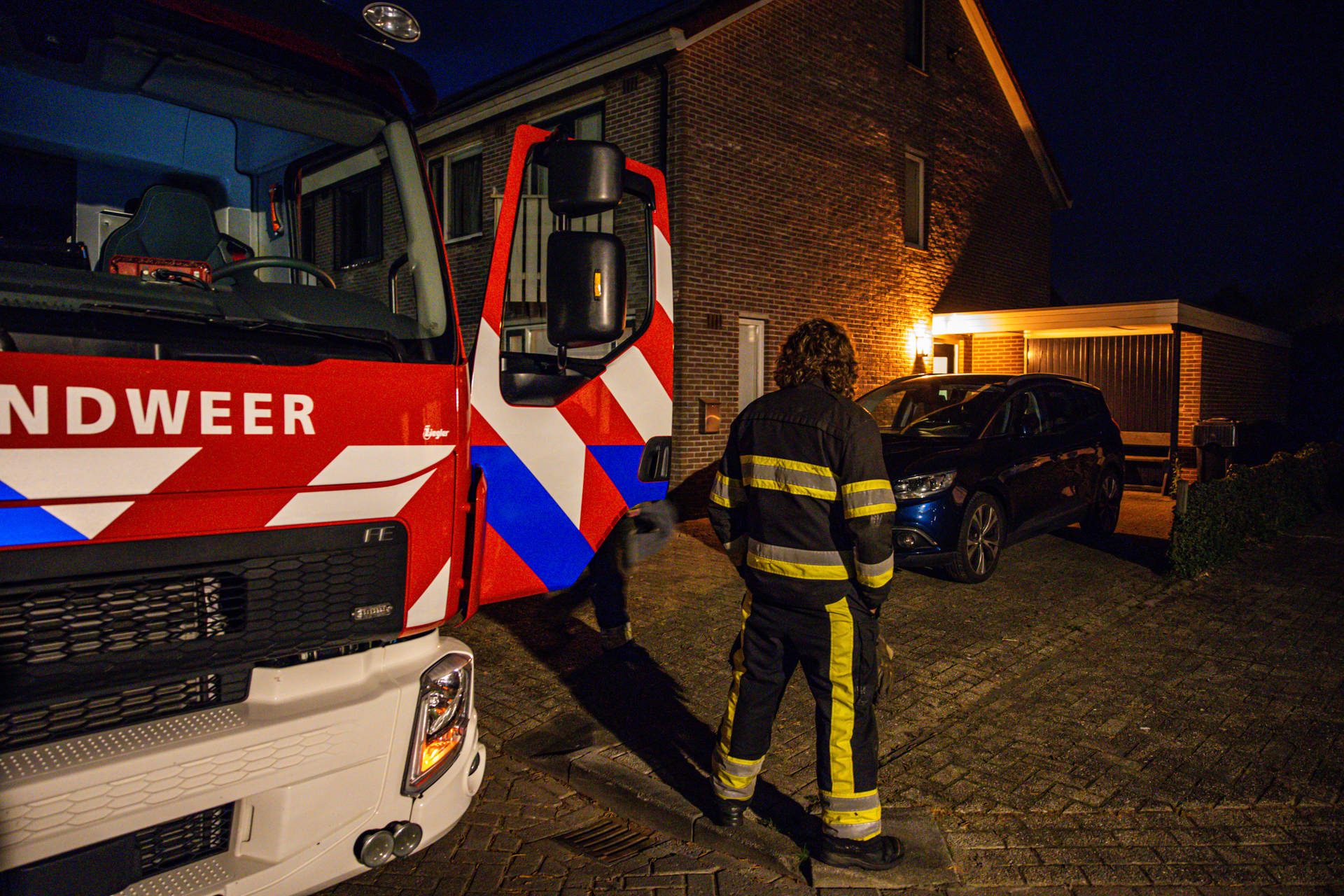 Brandweer onderzoekt vreemde lucht in woning