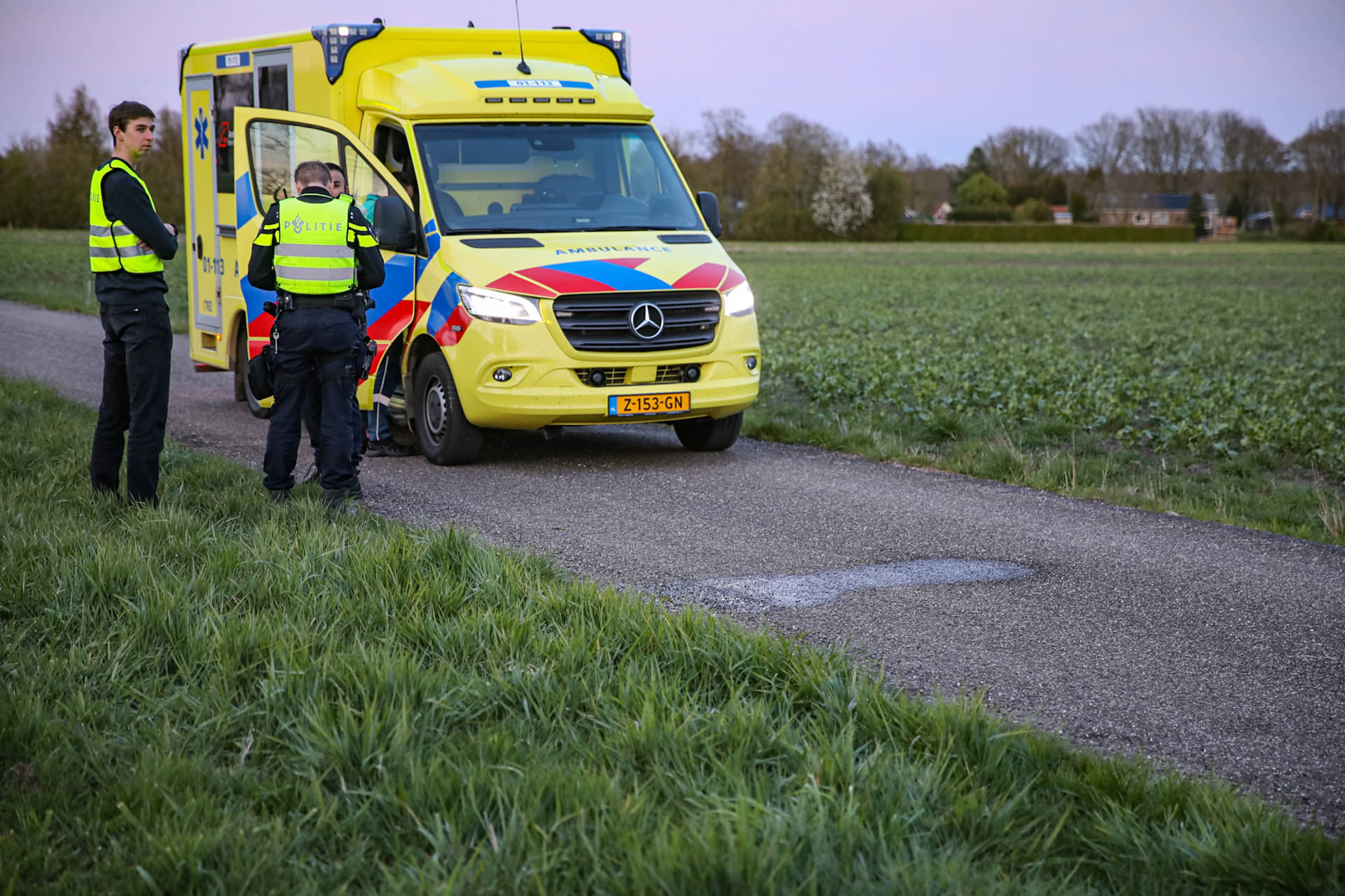 Man belandt in sloot, hulpdiensten rukken uit