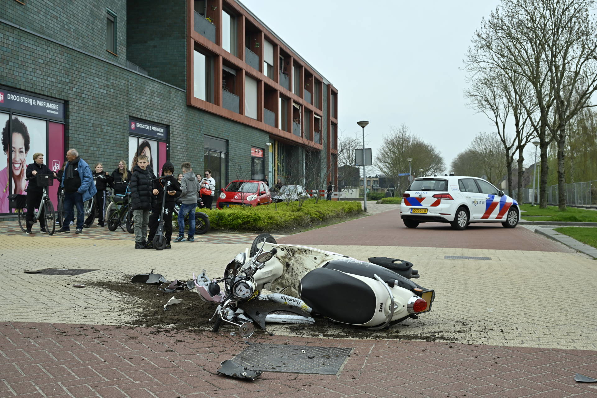 Forse schade na ongeval tussen scooter en auto