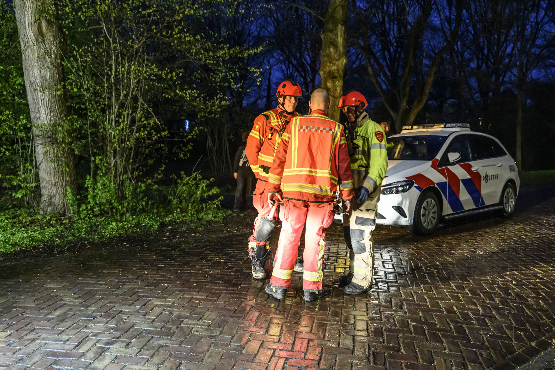 Anderhalf uur vast in boom zonder hulp