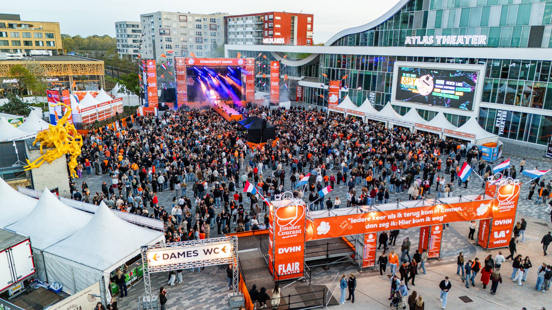 Gezelligheid en muziek tijdens aftrap Koningsnacht