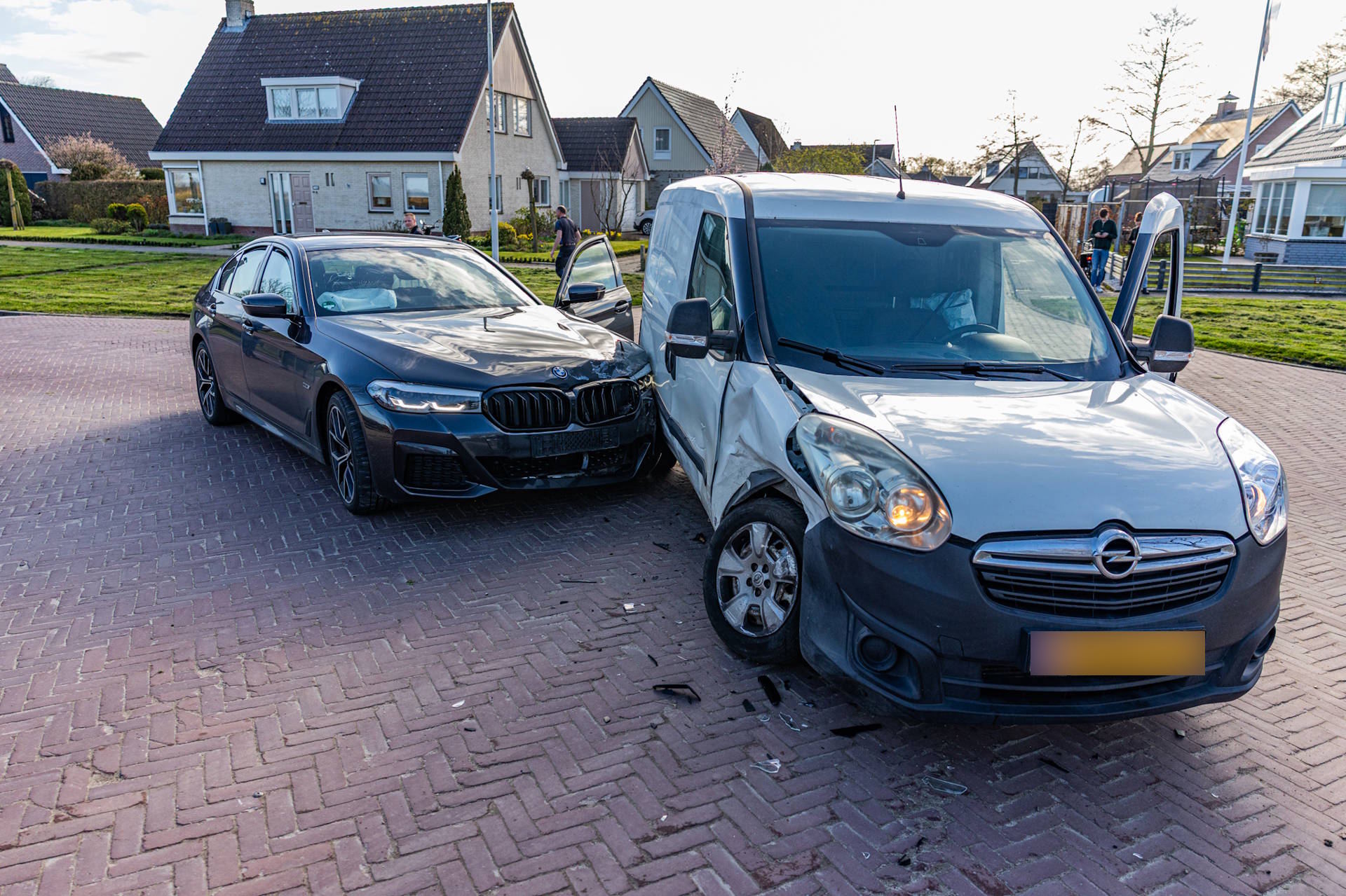 Twee auto’s botsen op kruising