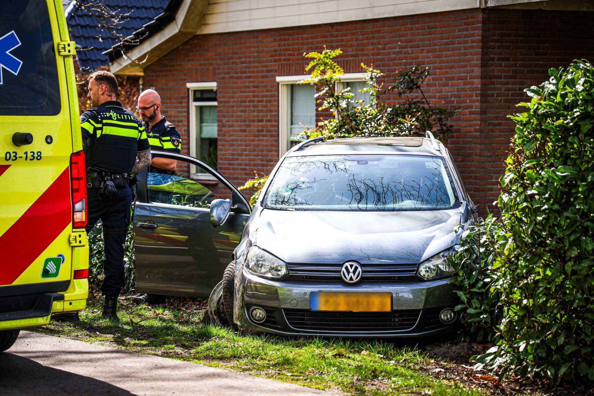 Auto botst tegen boom en eindigt in voortuin
