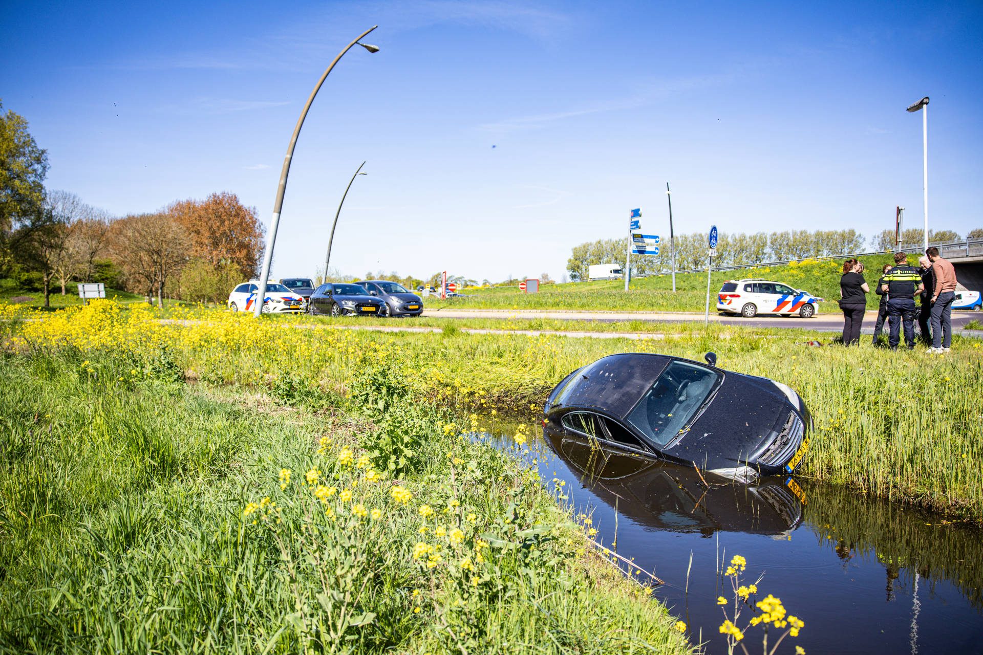 Auto raakt van rotonde en belandt in sloot