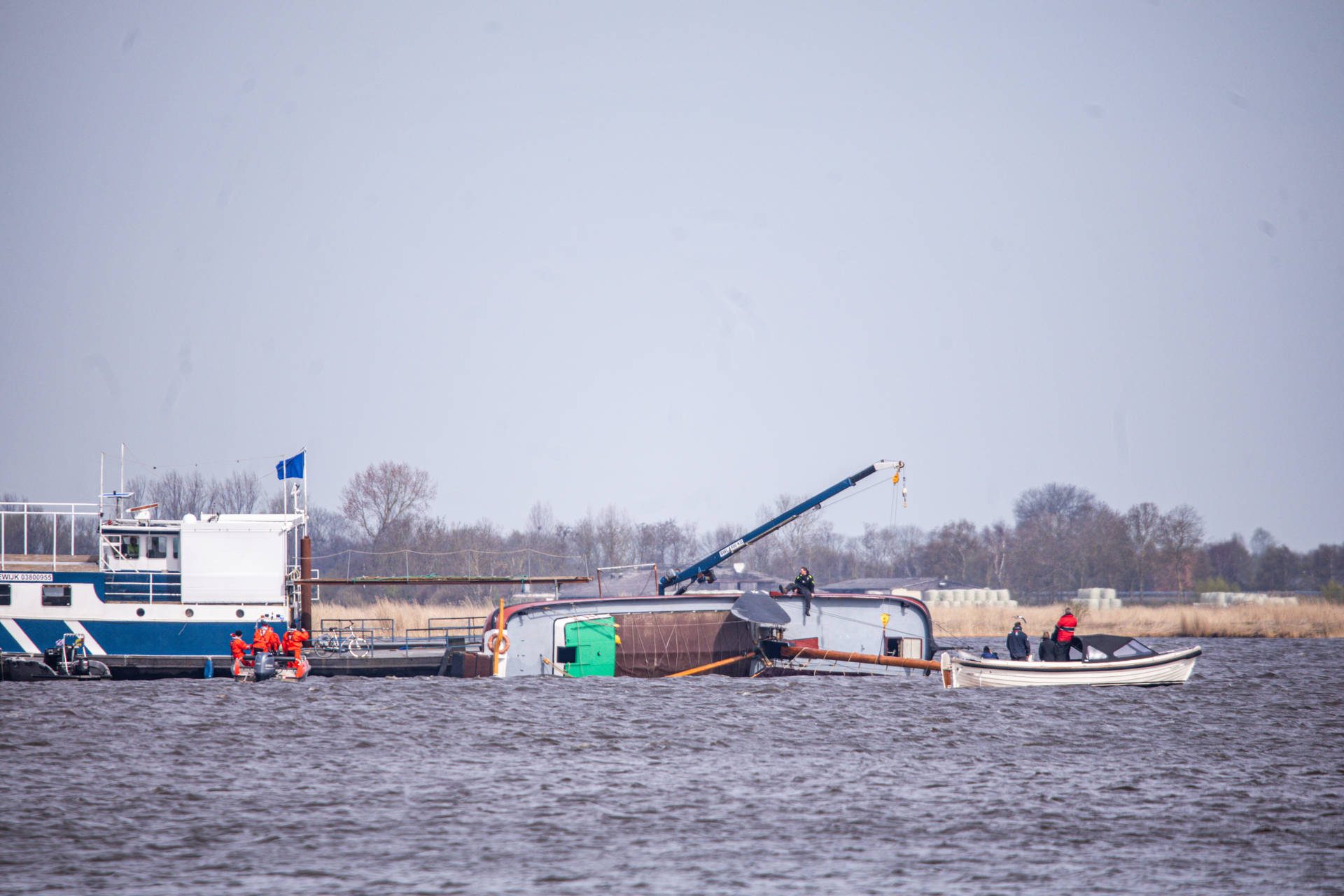 Skûtsje slaat om tijdens zeilwedstrijd