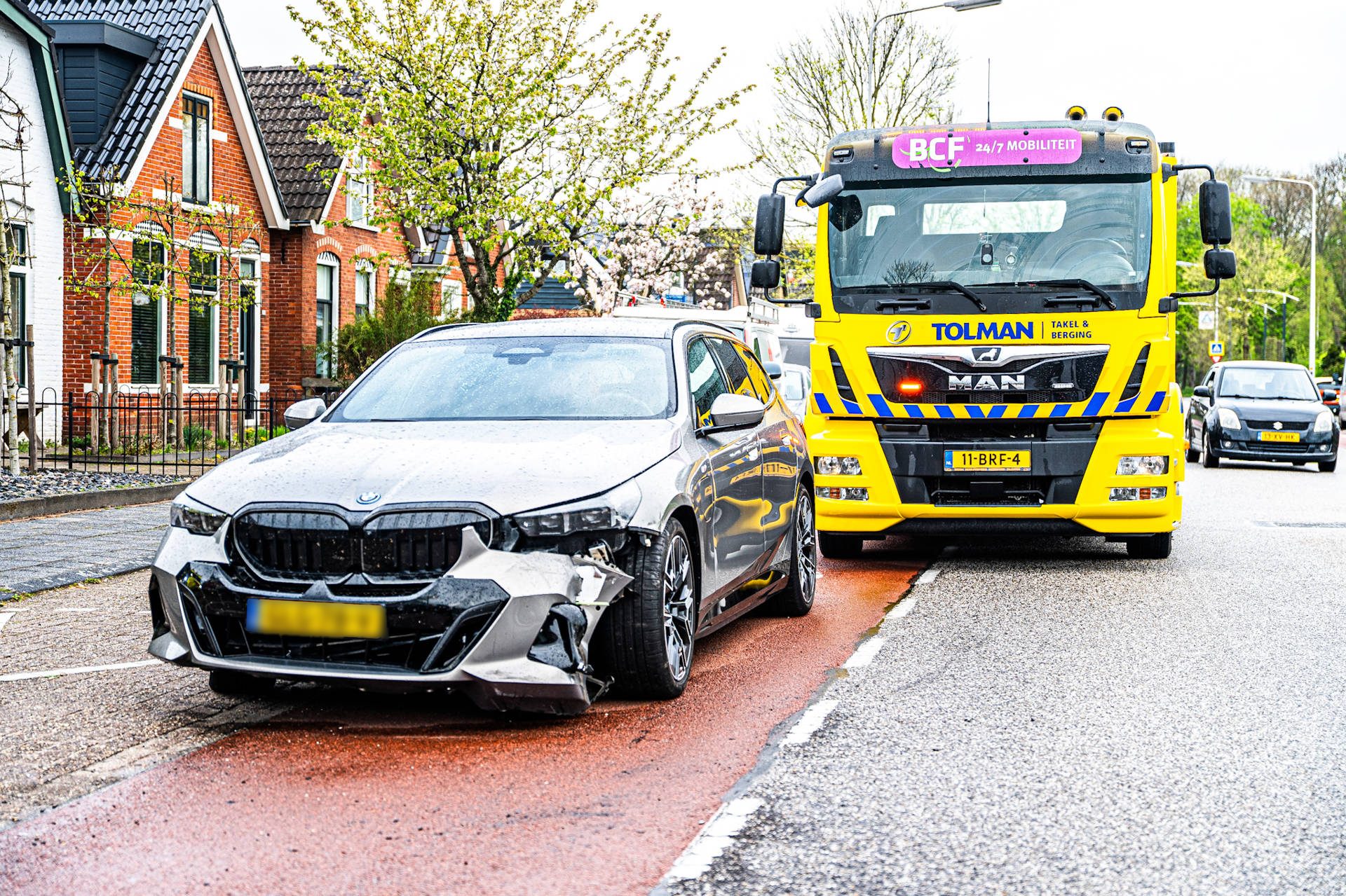 Twee auto’s flink beschadigd bij botsing, politie onderzoekt oorzaak