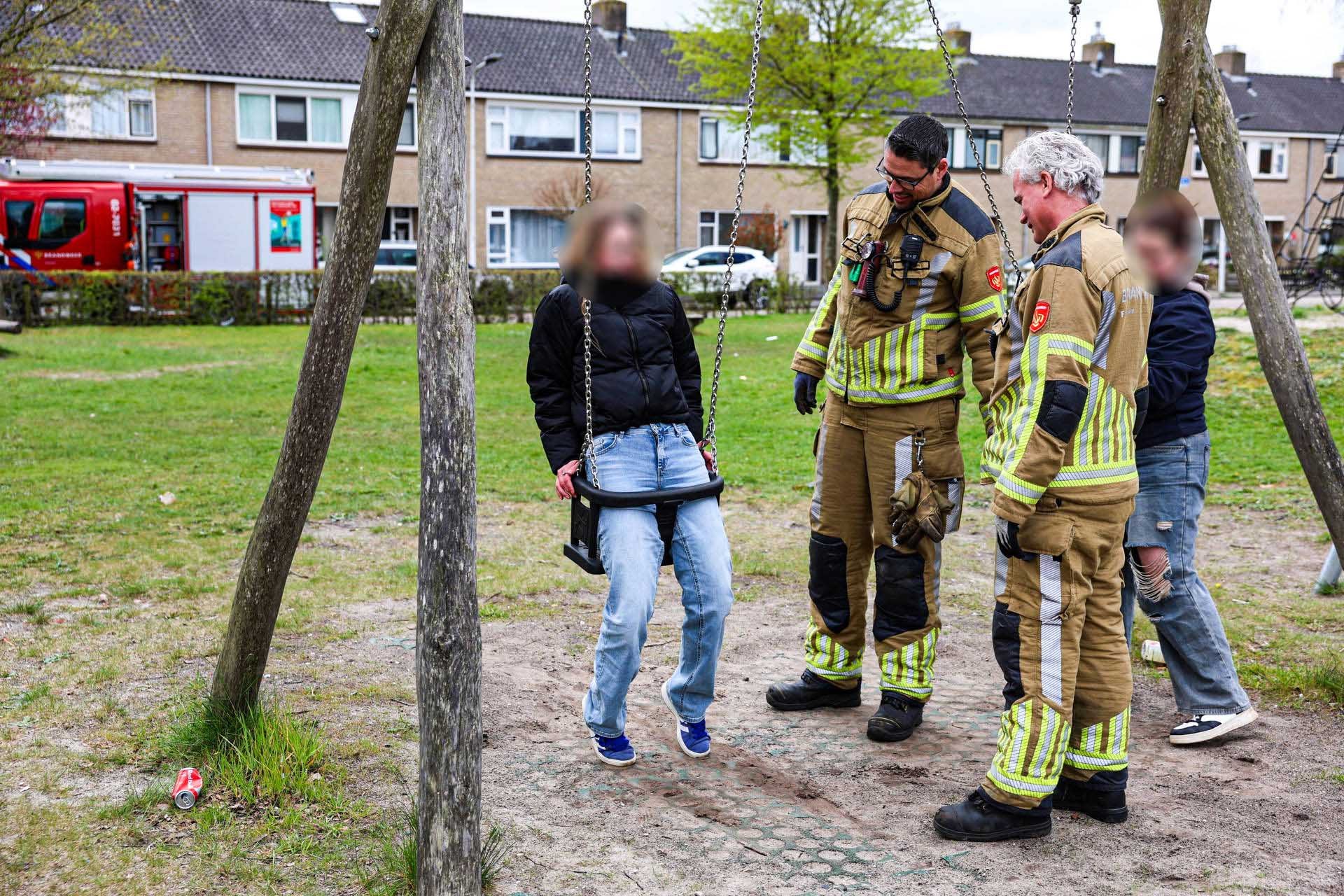 Meisje (17) zit anderhalf uur vast in schommel