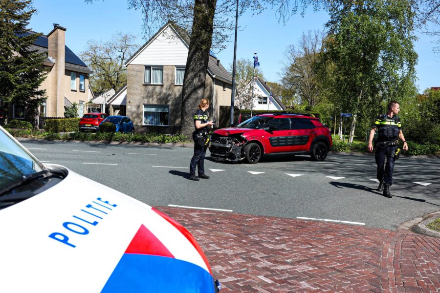 Flinke schade na aanrijding tussen automobilist en motorrijder