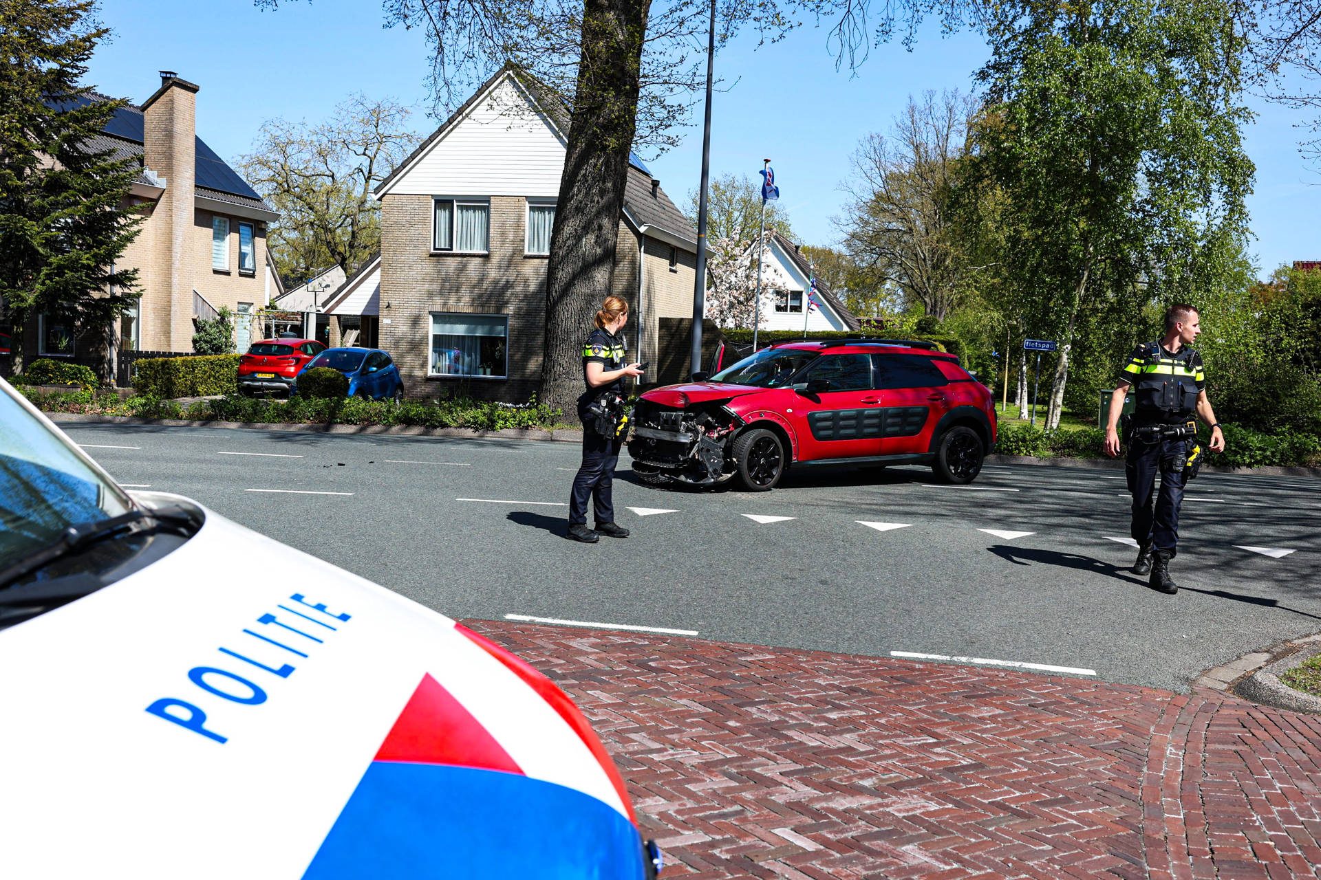 Flinke schade na aanrijding tussen automobilist en motorrijder