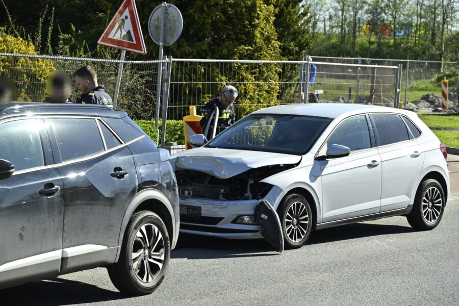 Twee auto’s botsen bij rotonde