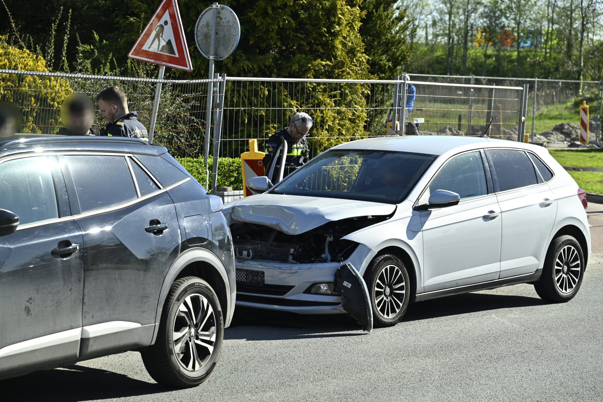 Twee auto’s botsen bij rotonde