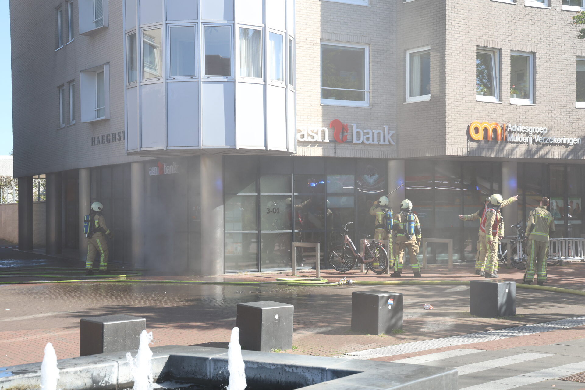 Brandweer schaalt op voor brand in bankpand