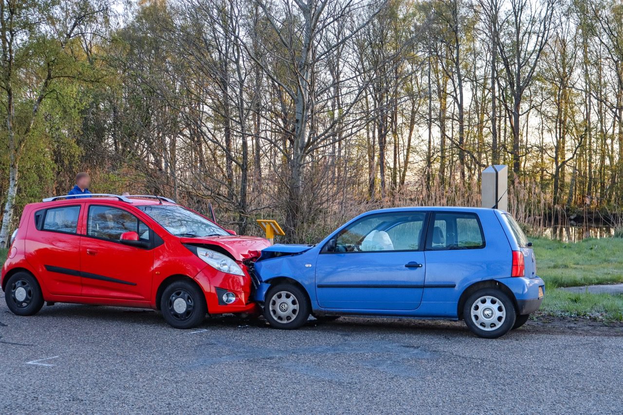 Twee auto’s botsen frontaal op elkaar