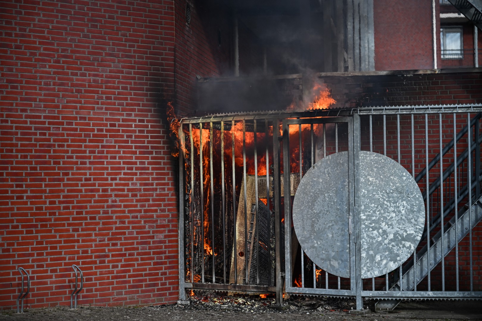 Felle brand bij woning, flinke rookontwikkeling