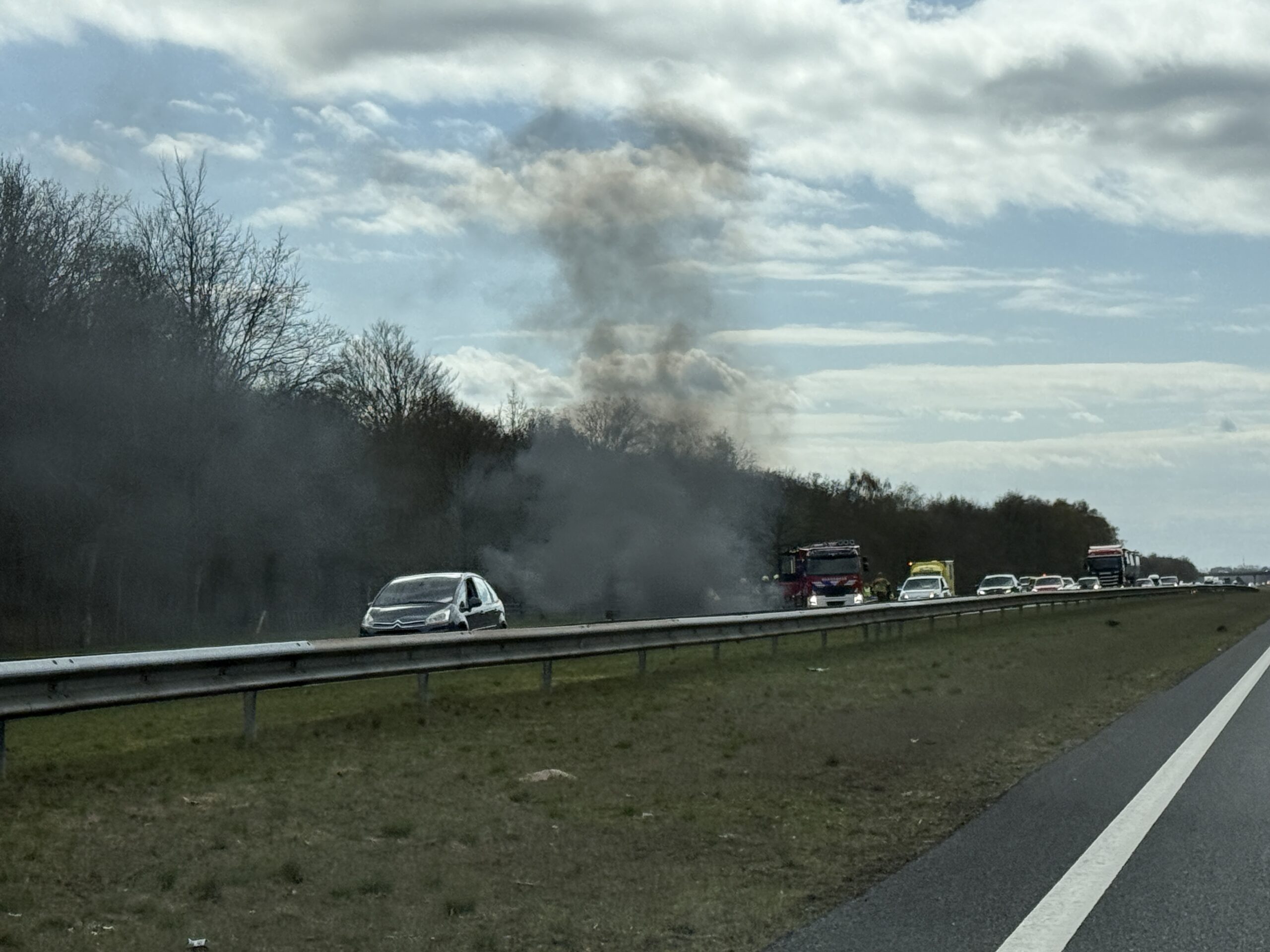 Auto vrijwel volledig uitgebrand op snelweg, flinke file door brand