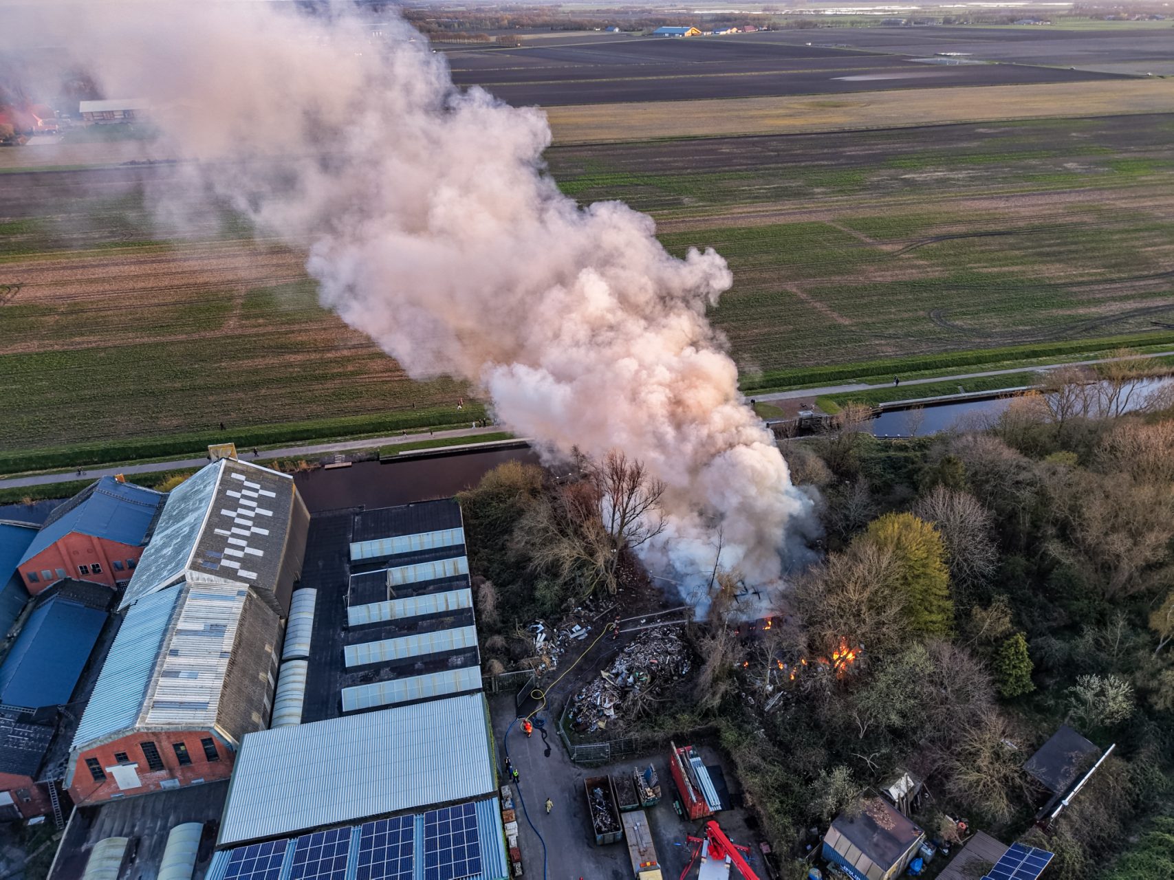 Uitslaande brand in oude schuur zorgt voor flinke rookontwikkeling