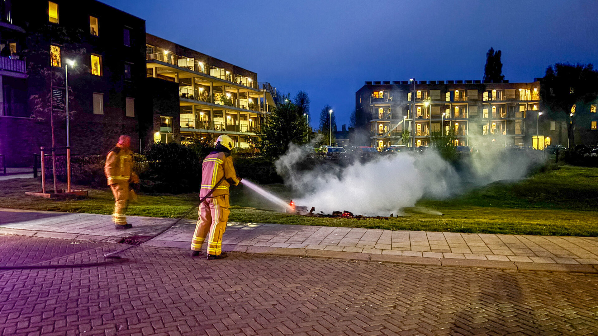 Stapel hout in brand op grasveld