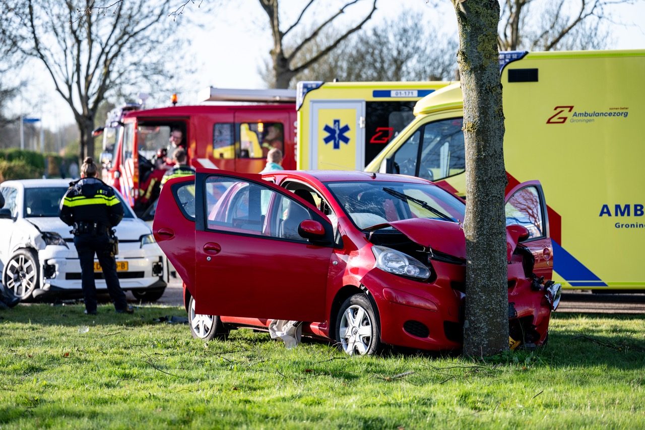 Auto botst tegen boom na aanrijding