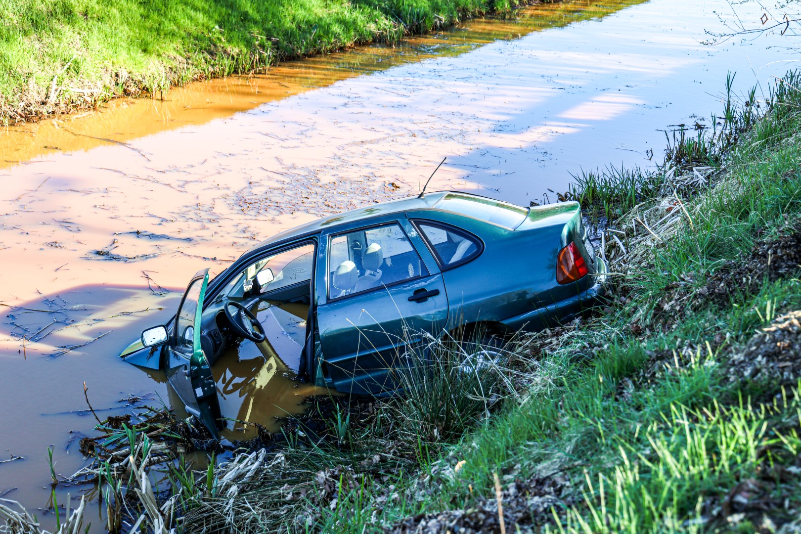 Verdachten onder dreiging van stroomstootwapen aangehouden na crash in kanaal
