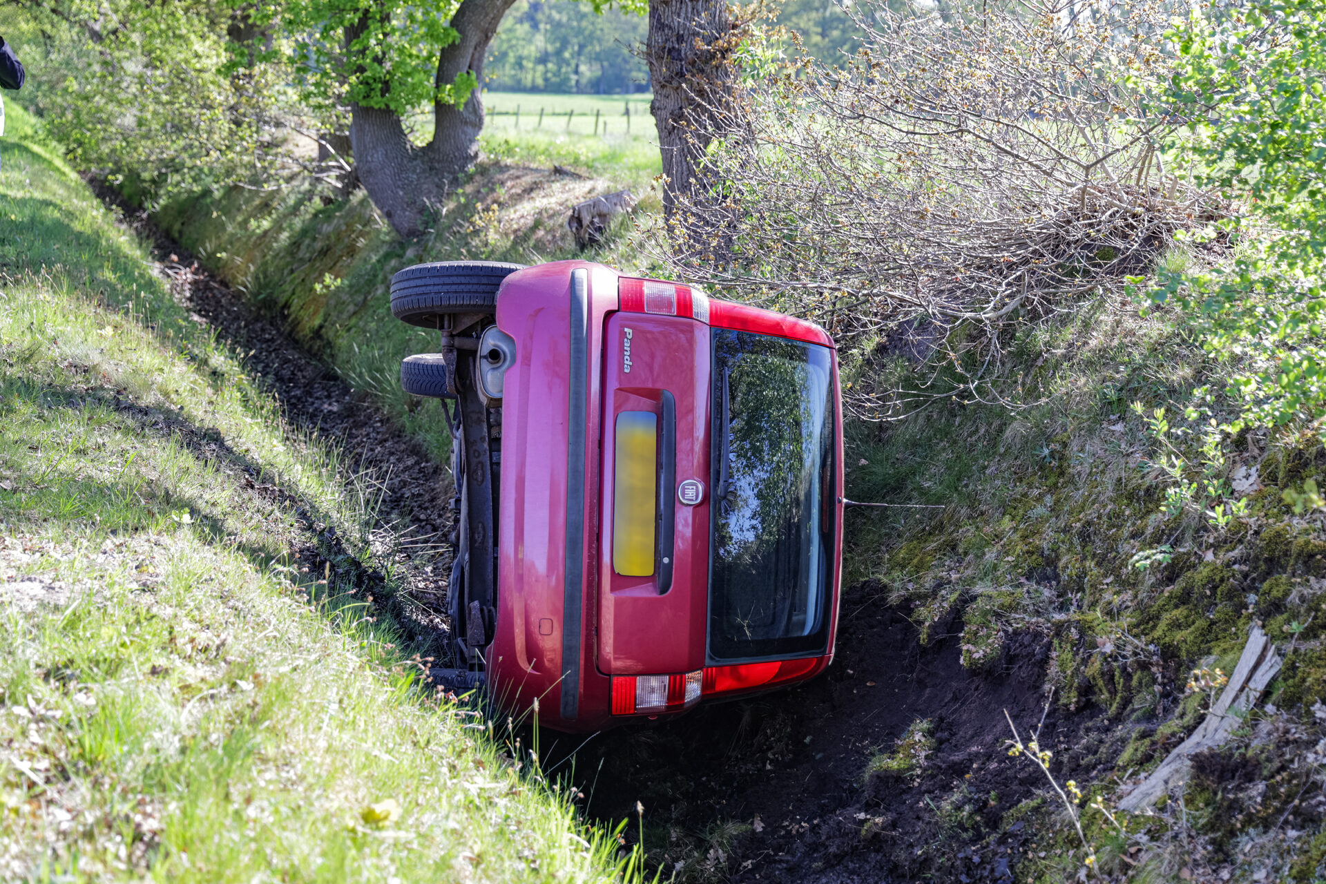 Auto belandt in sloot na ongeval