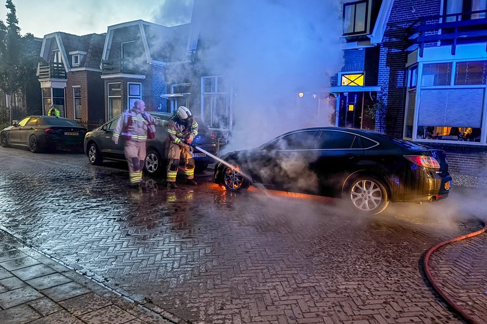 Geparkeerde auto uitgebrand, oorzaak onbekend
