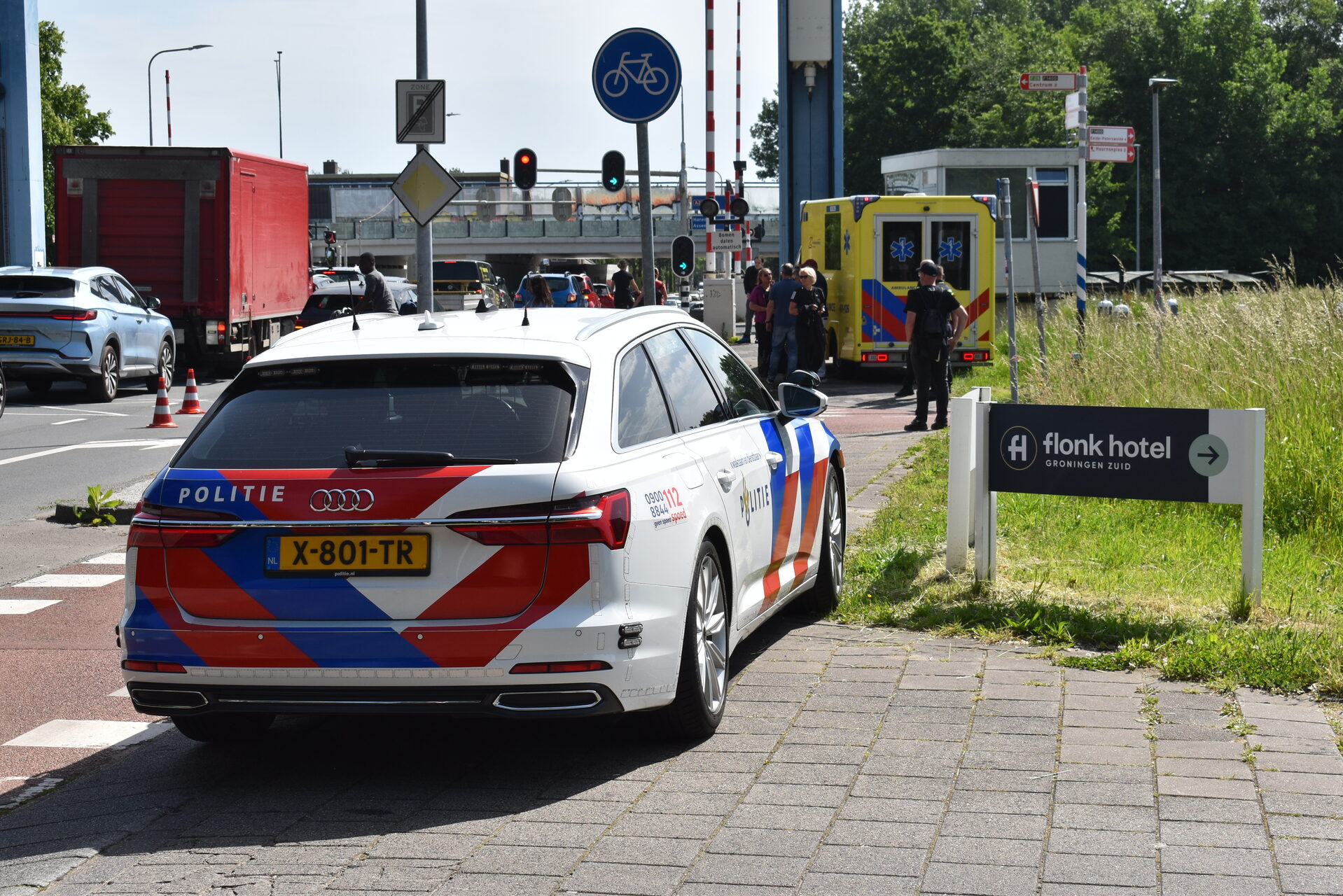 Fietser komt ten val en botst tegen auto