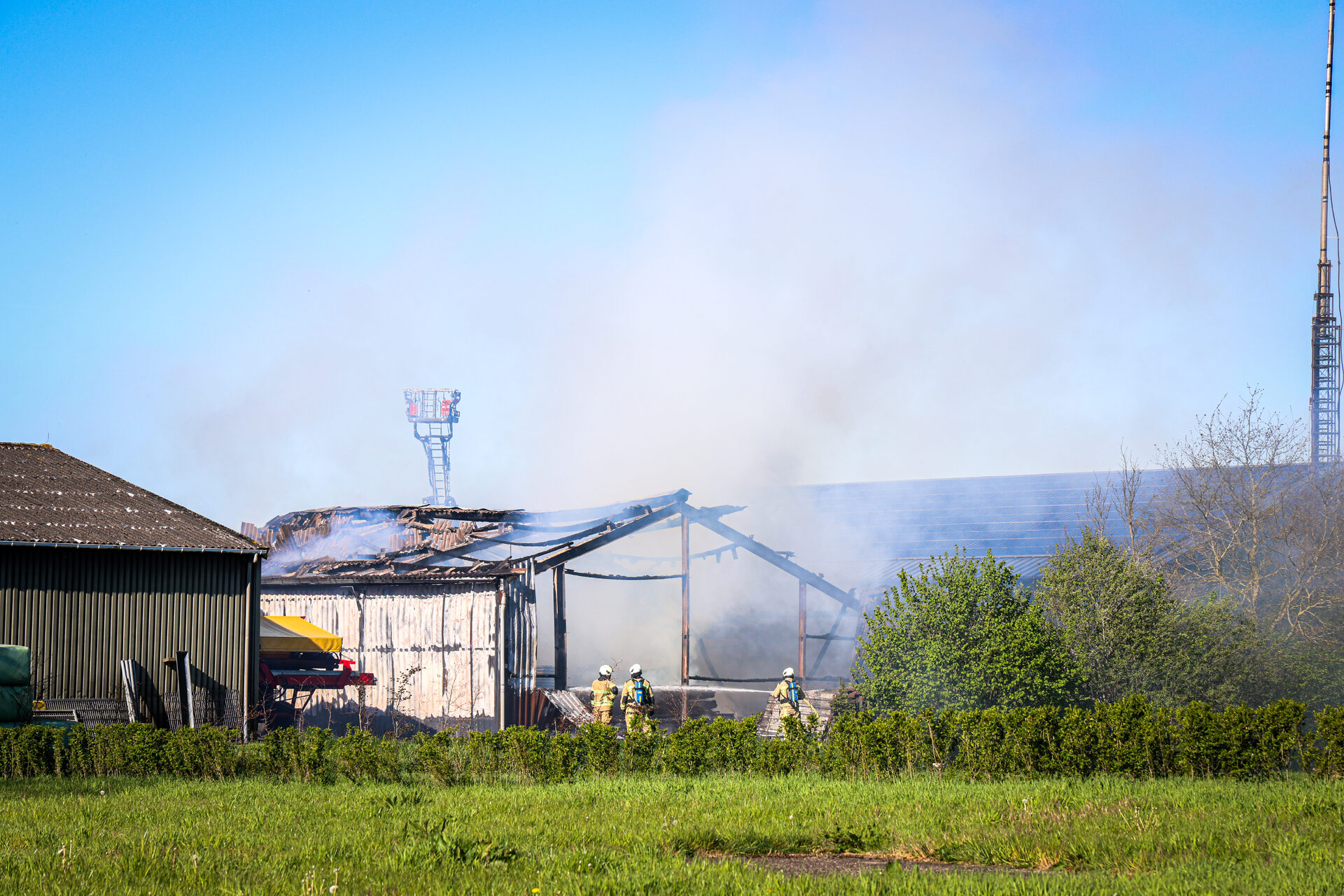 Schuur volledig in de as door grote brand
