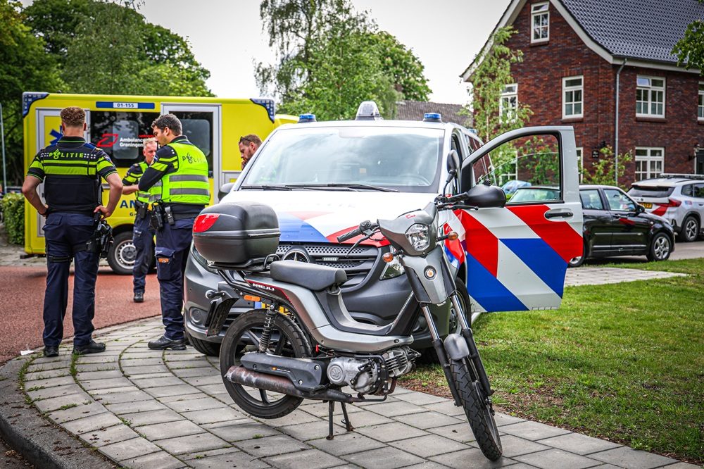 Scooterrijder ten val na botsing met auto