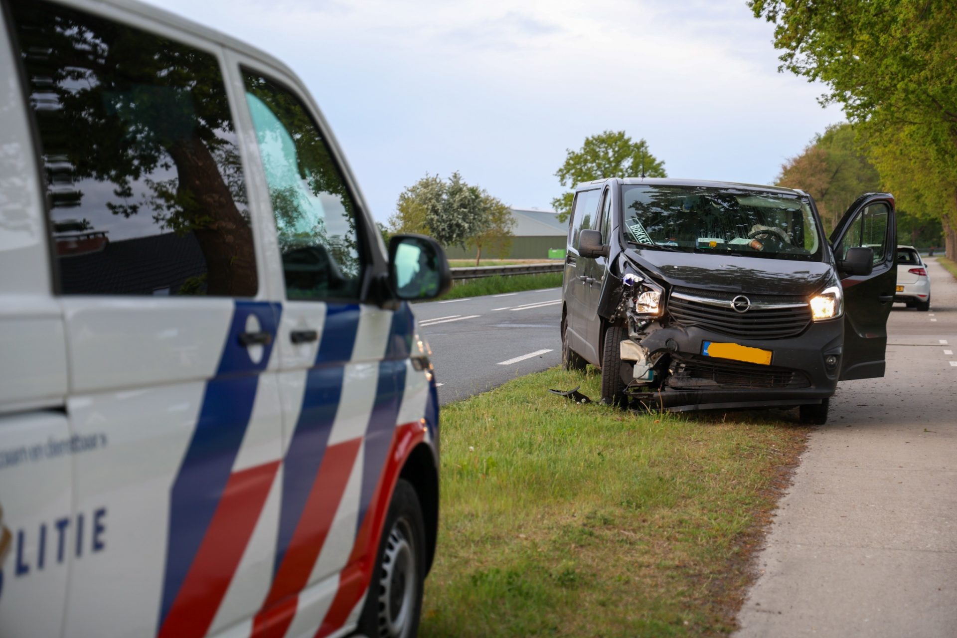 Bestelbus botst achterop personenauto