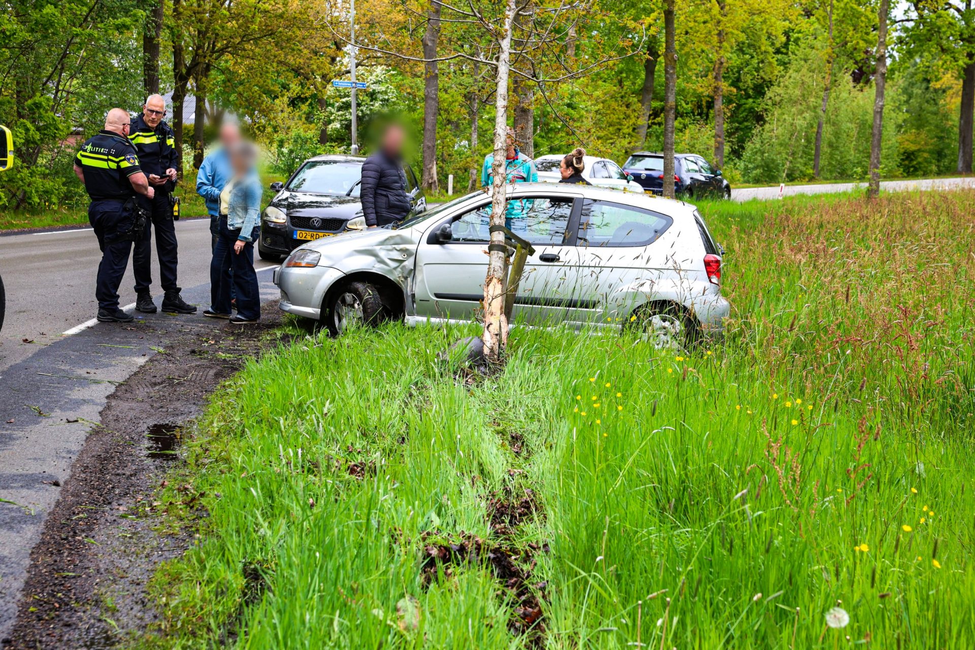 Automobiliste gewond na botsing tegen boom