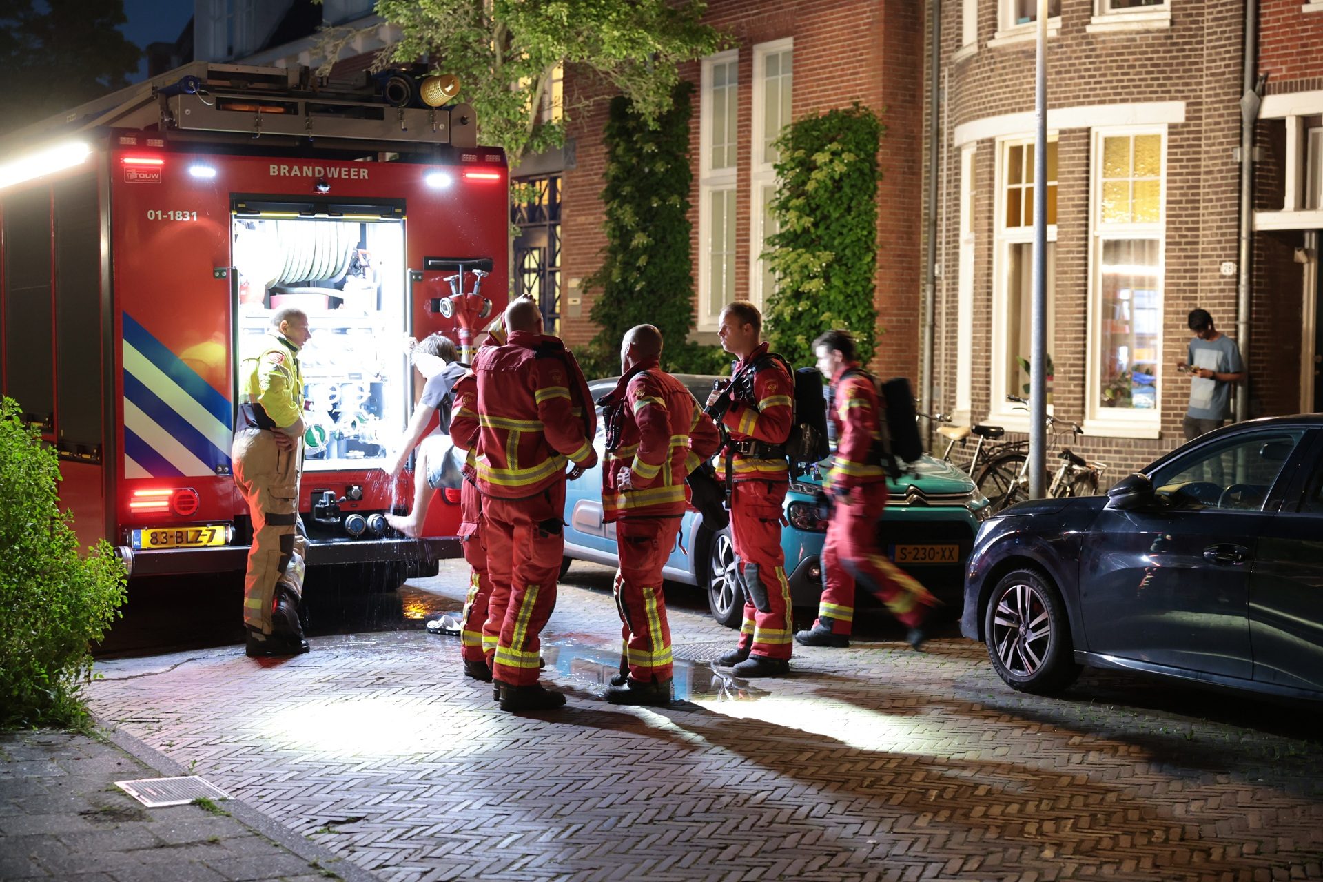 Man raakt gewond bij woningbrand