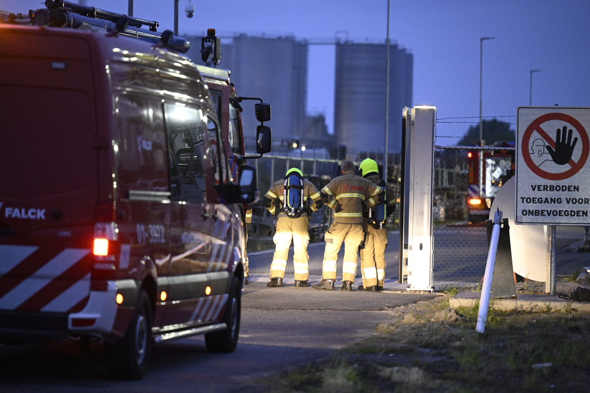 Brandweer houdt afstand na reactie in vat bij bedrijfsterrein