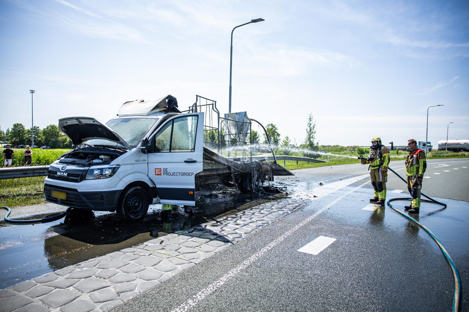 Bakwagen volledig uitgebrand langs weg
