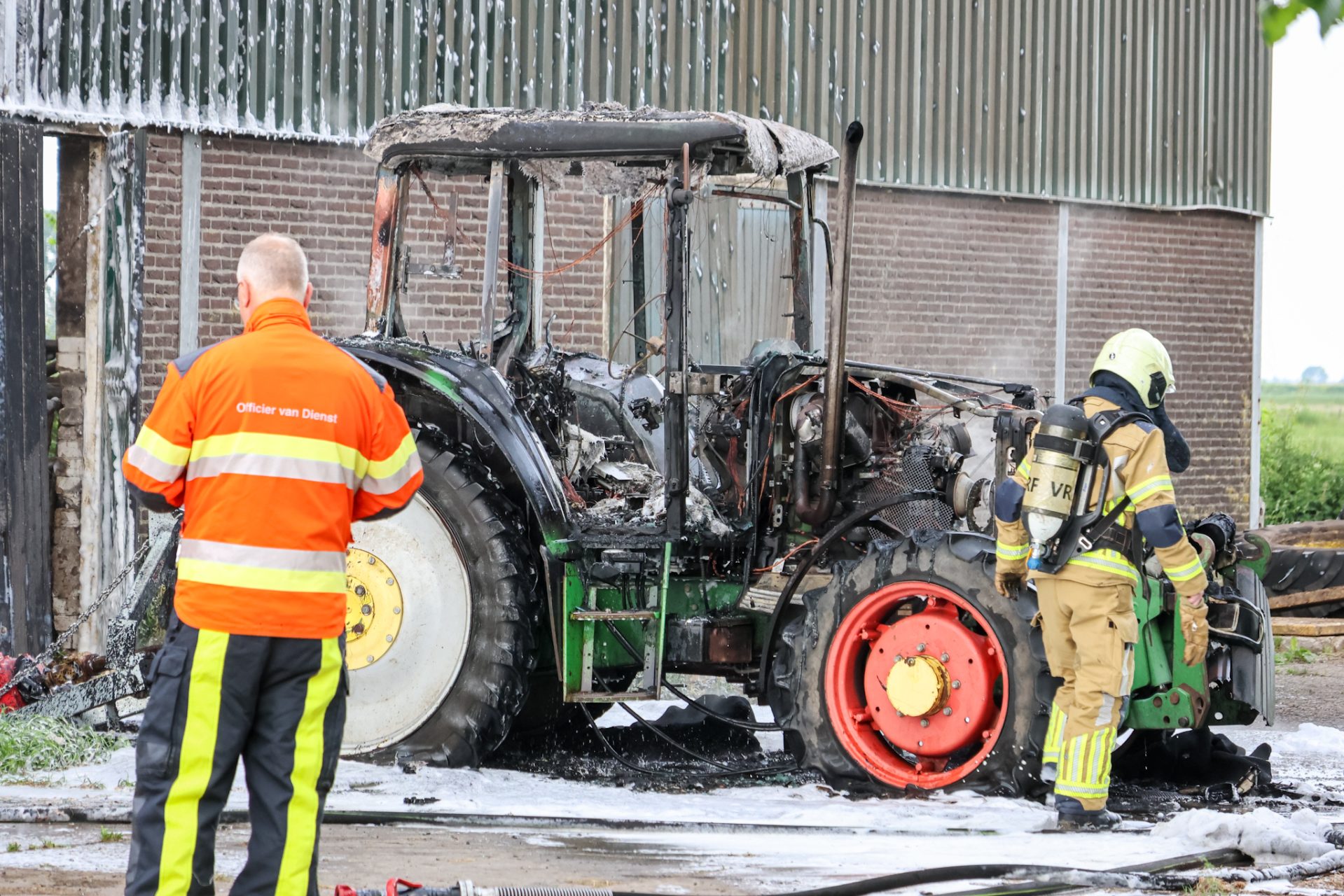 Tractor in lichterlaaie, brandweer voorkomt erger