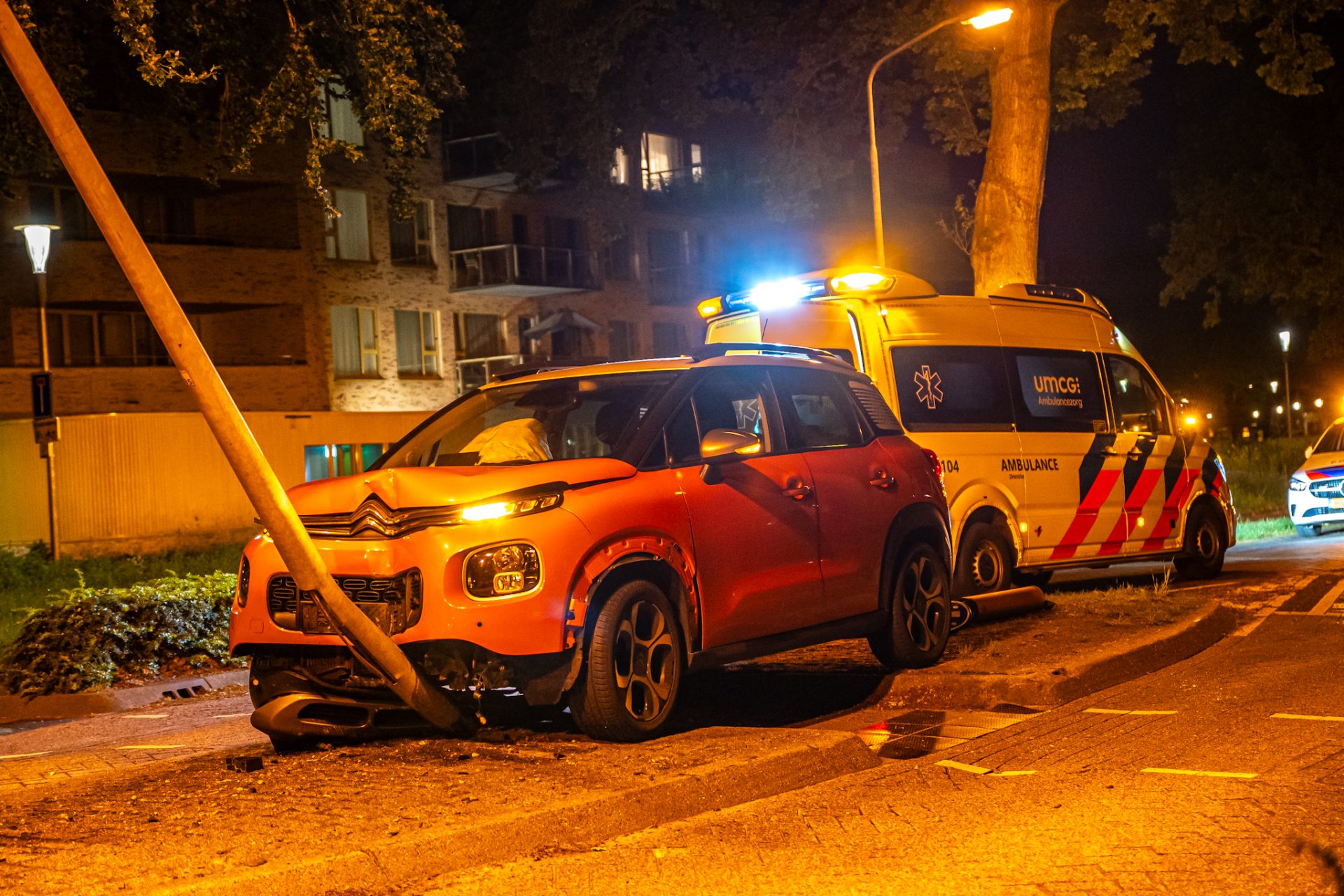 Automobiliste botst tegen lantaarnpaal op wegversmalling