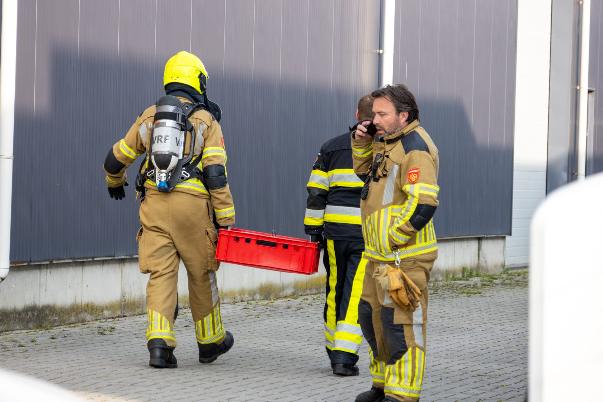 Brandweer ingezet voor lekkende auto-accu die begon te sissen