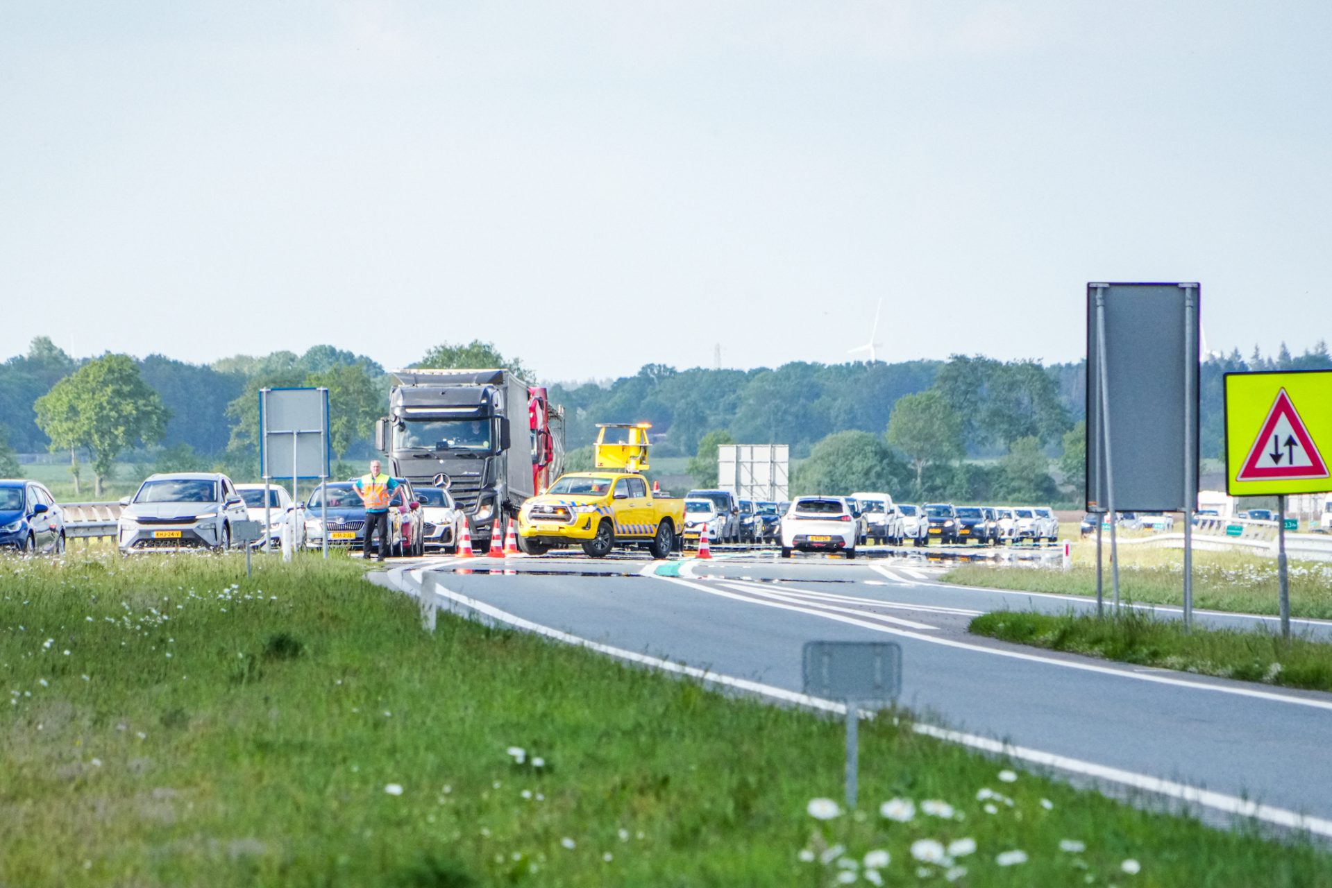 Lange file op N34 door vrachtwagen met pech