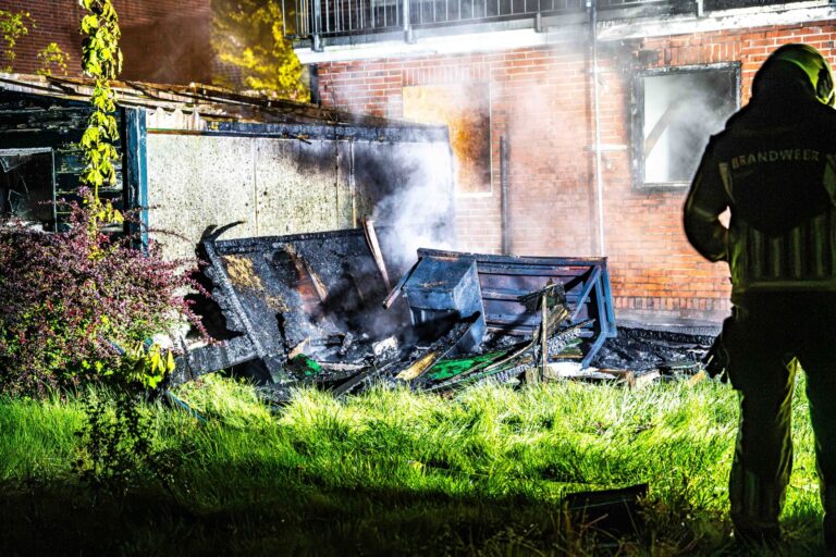 Schuur achter woning door brand verwoest