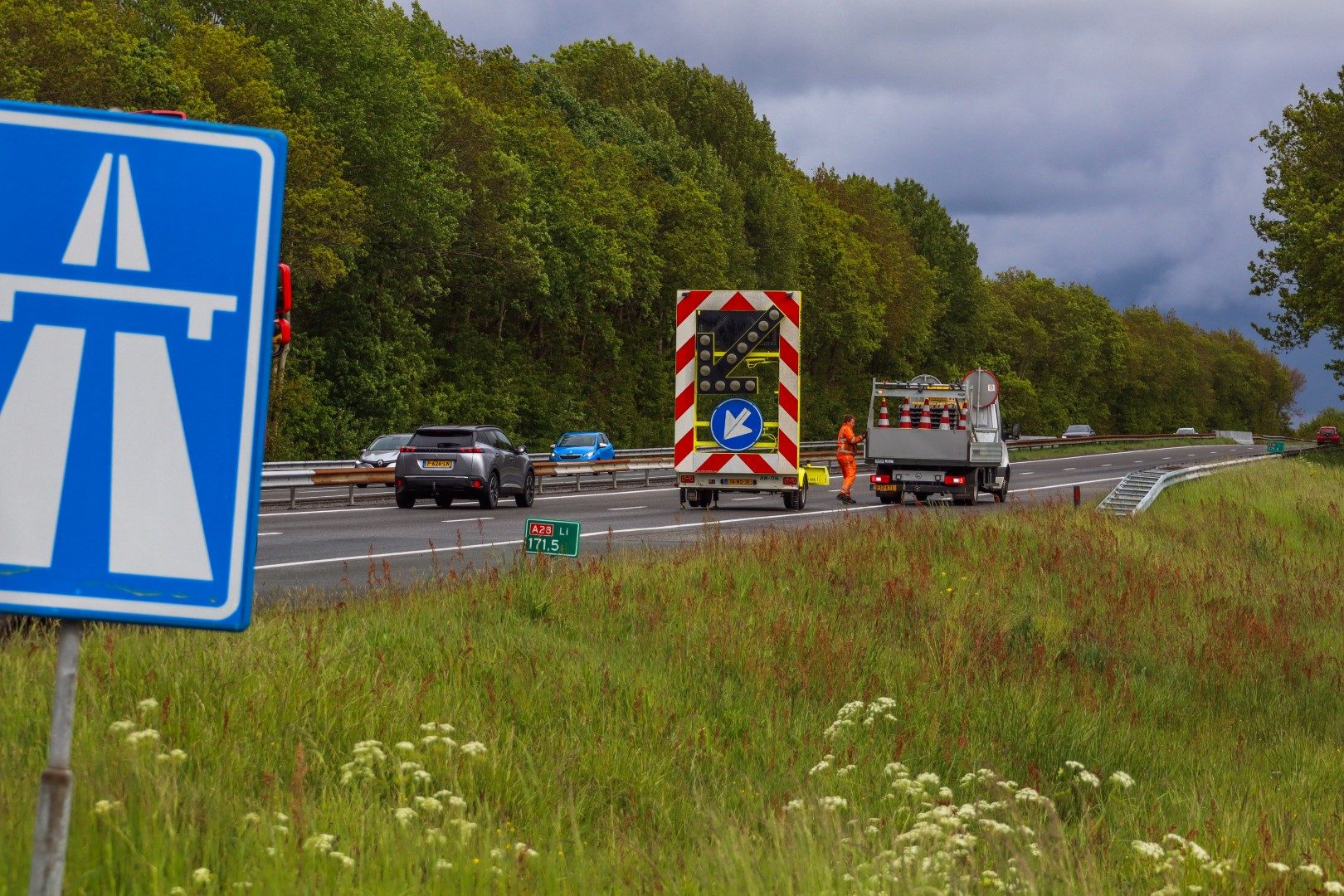 Rijstrook snelweg dicht door gaten in asfalt en loslatende voegstrip