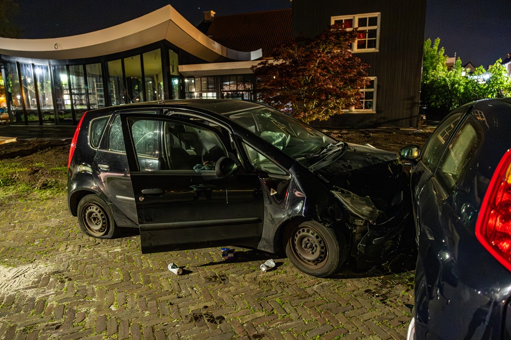 Automobilist aangehouden na botsing tegen geparkeerde auto’s