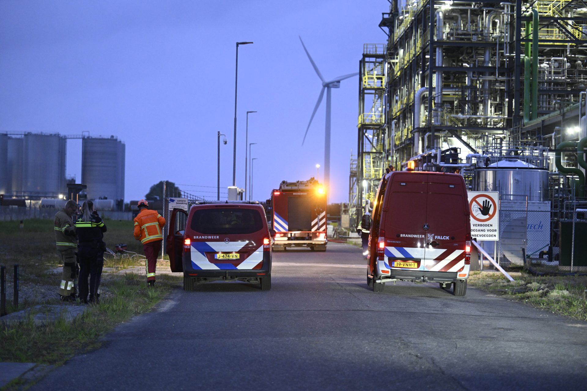 Brandweer ingezet bij chemische reactie in vat op industrieterrein